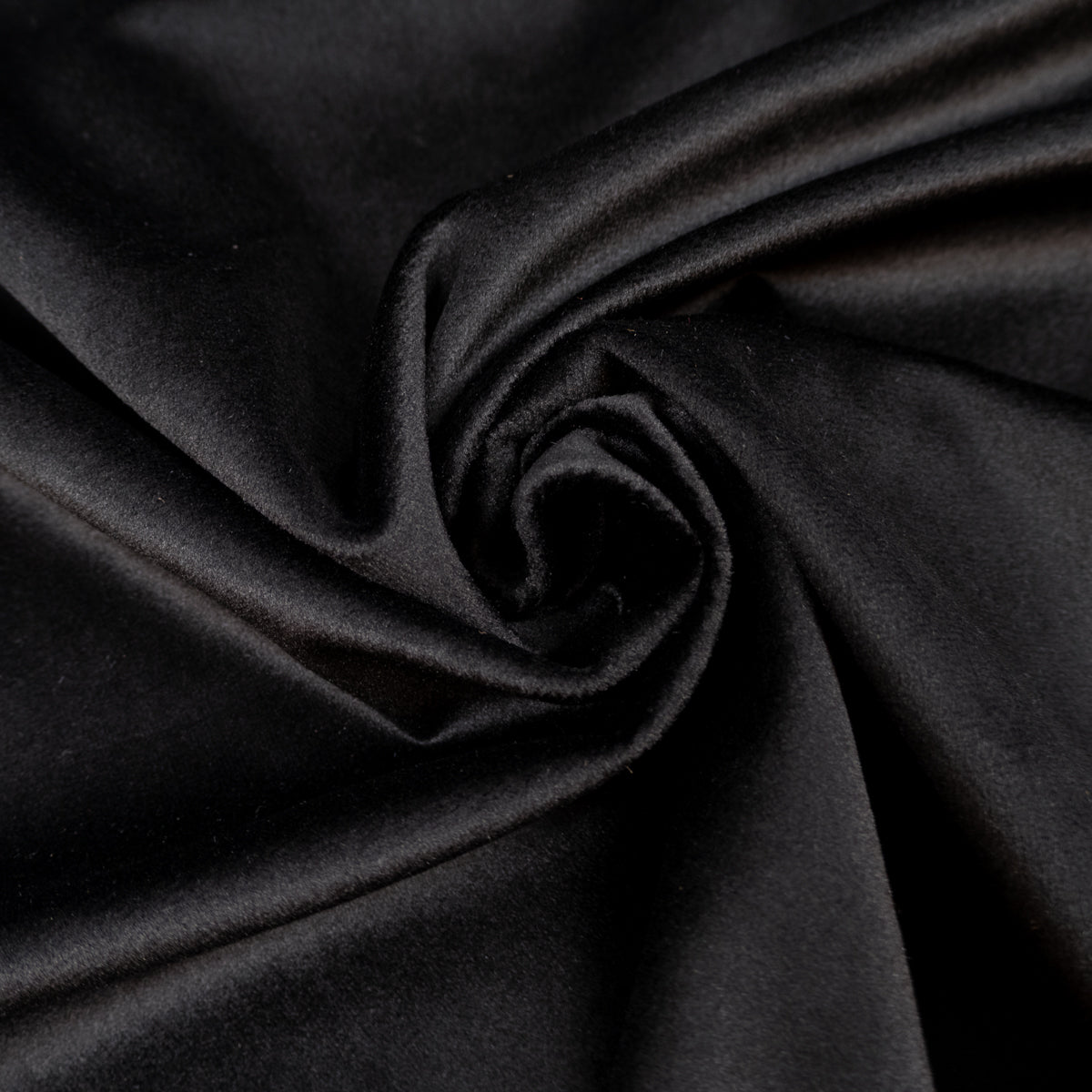 Tissu velours ras noir, uni et légèrement brillant