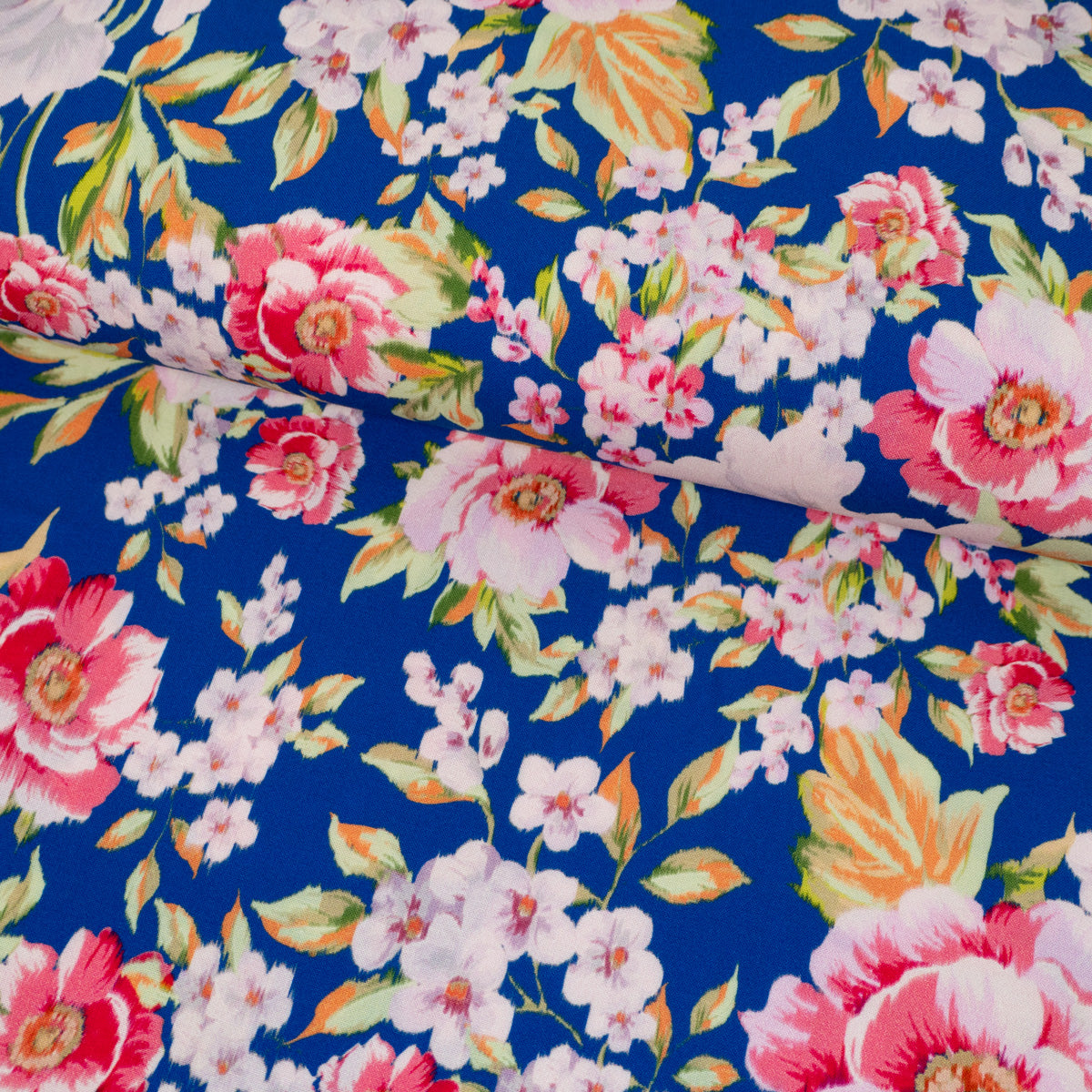 Gros plan sur la viscose fleurie Riviera montrant le motif