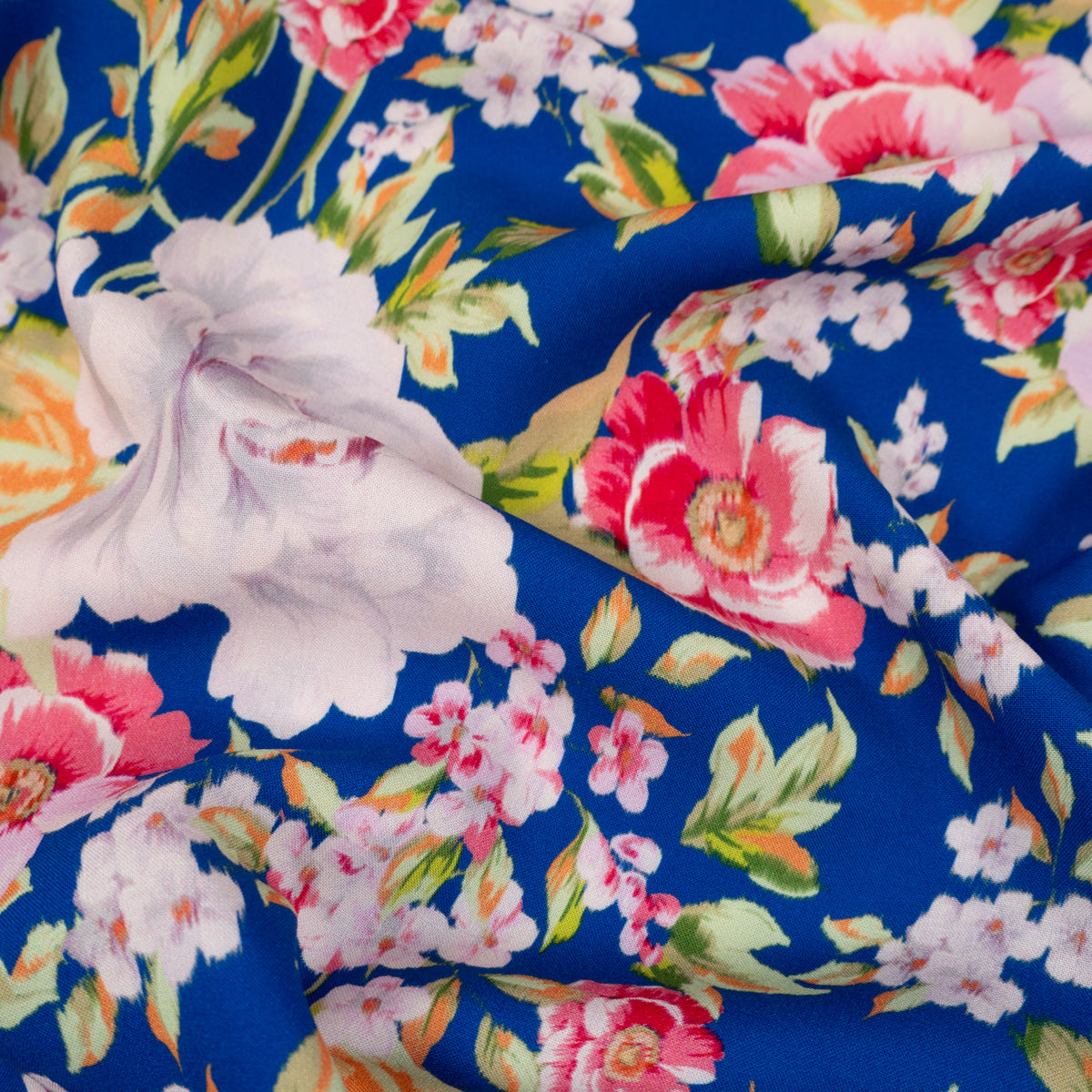 Gros plan sur la viscose fleurie Riviera montrant la fluidité
