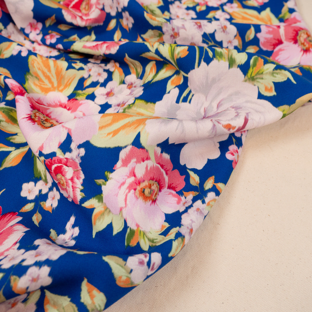 Gros plan sur la viscose fleurie Riviera montrant la fluidité et le motif