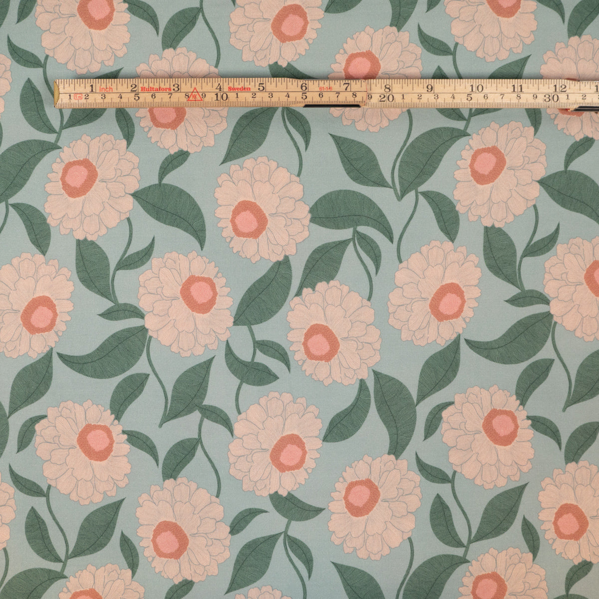 Gros plan sur la viscose fleurie Soft bloom, montrant la taille du motif