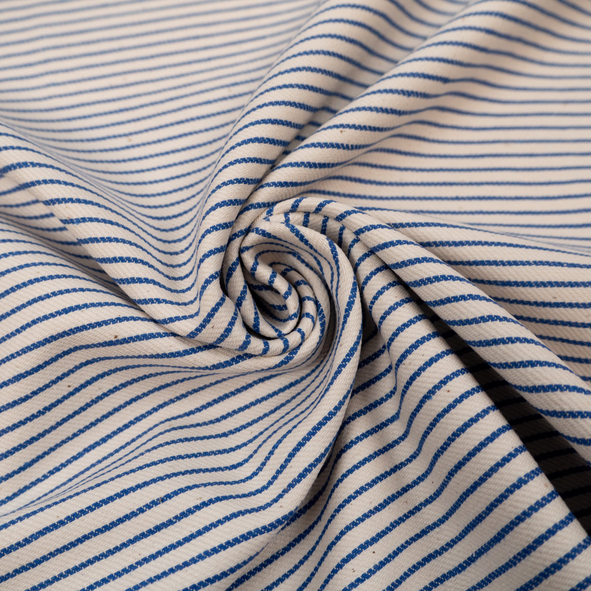 Tissu gabardine rayures tissées écru et bleu – vue 3