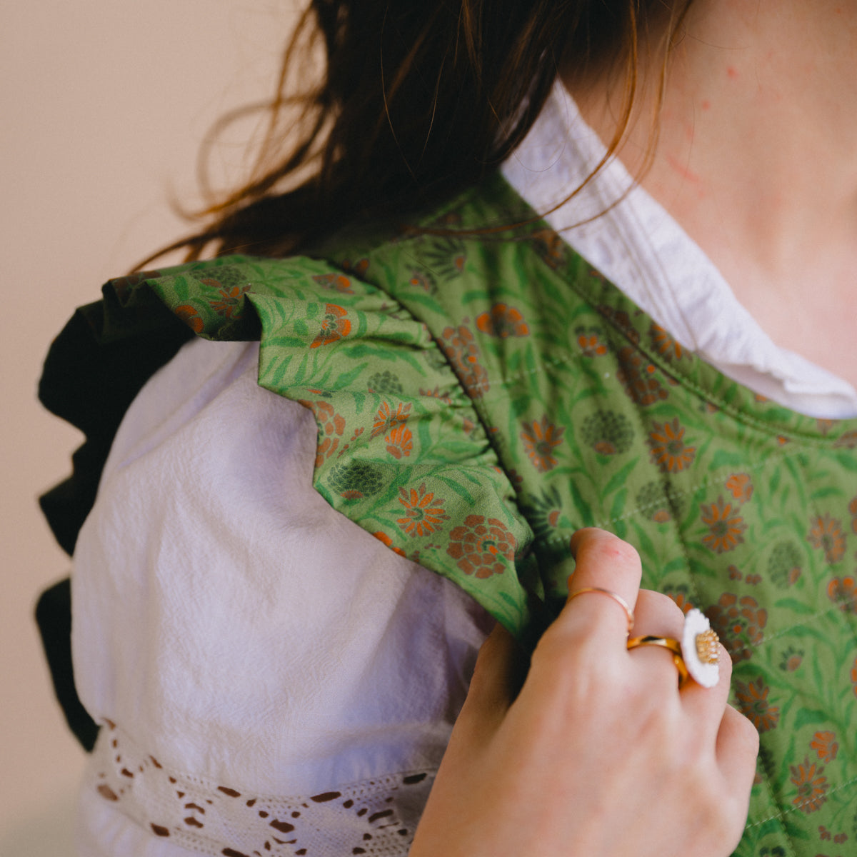 Coudre un pull sans manches à volants pour la femme