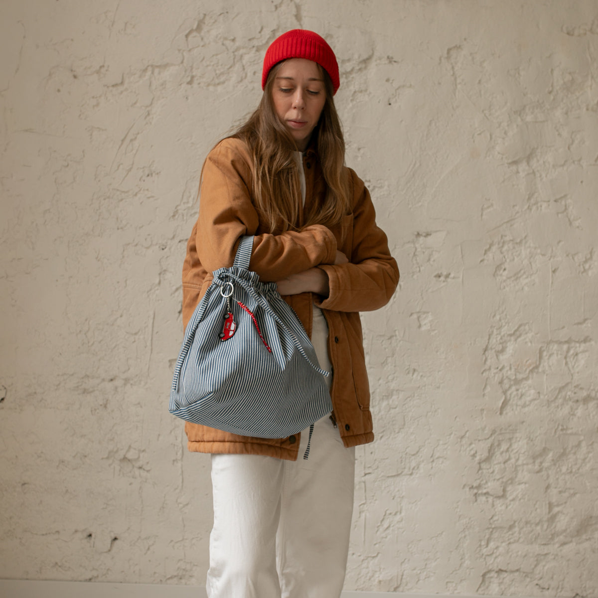 Sac bourse Manhattan à rayures bleues et blanches porté à la main – patron de couture Ikatee