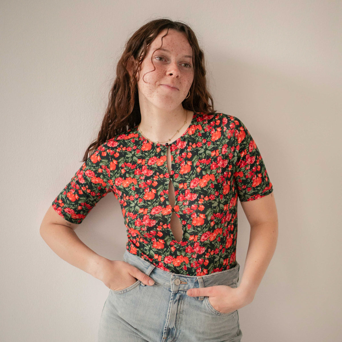 Body femme Paloma porté avec jean taille haute dans un look féminin moderne