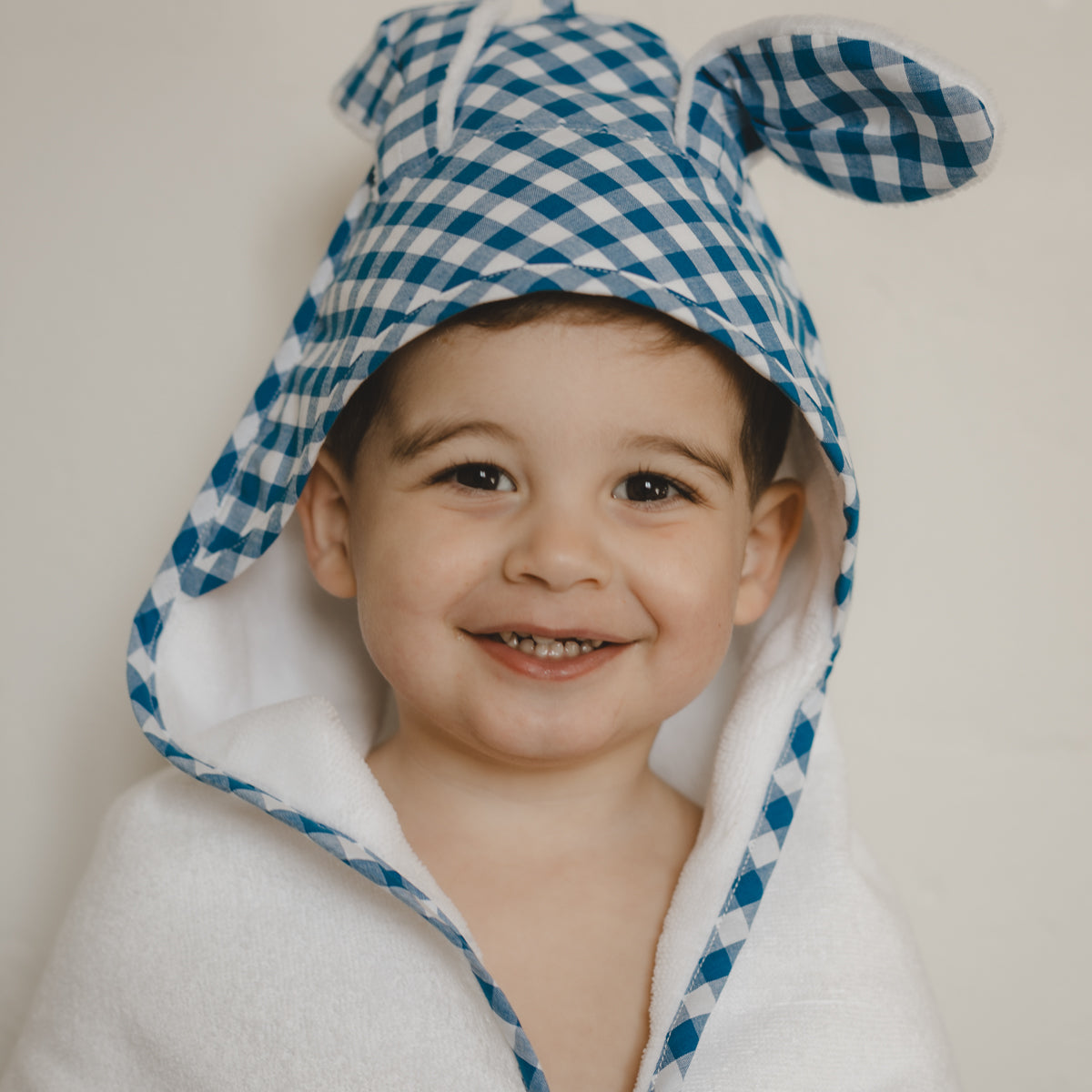 Enfant avec cape de bain vichy bleu
