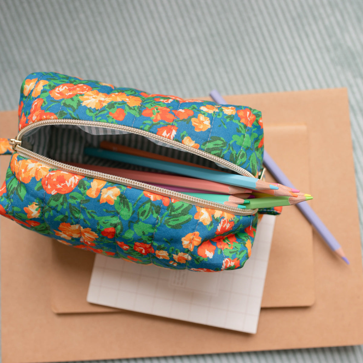 Trousse Venise en matelassé fleuri, patron de couture facile, format PDF.