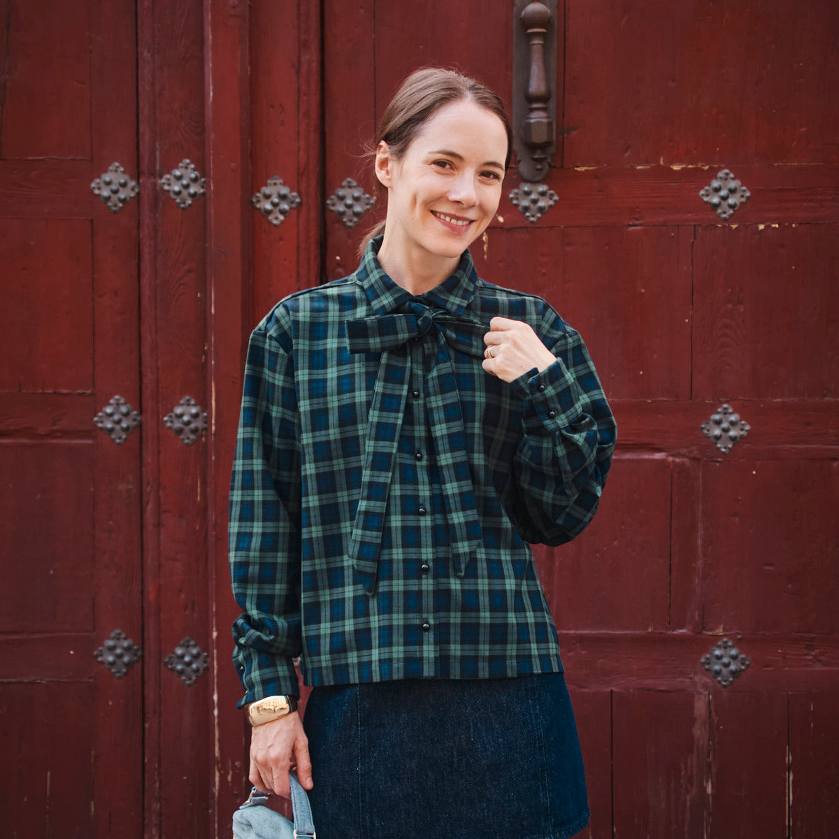 chemise femme col noué en flanelle tartan bleu et vert, patron Amsterdam