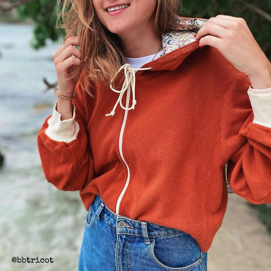 Couture de hoodie pour femme