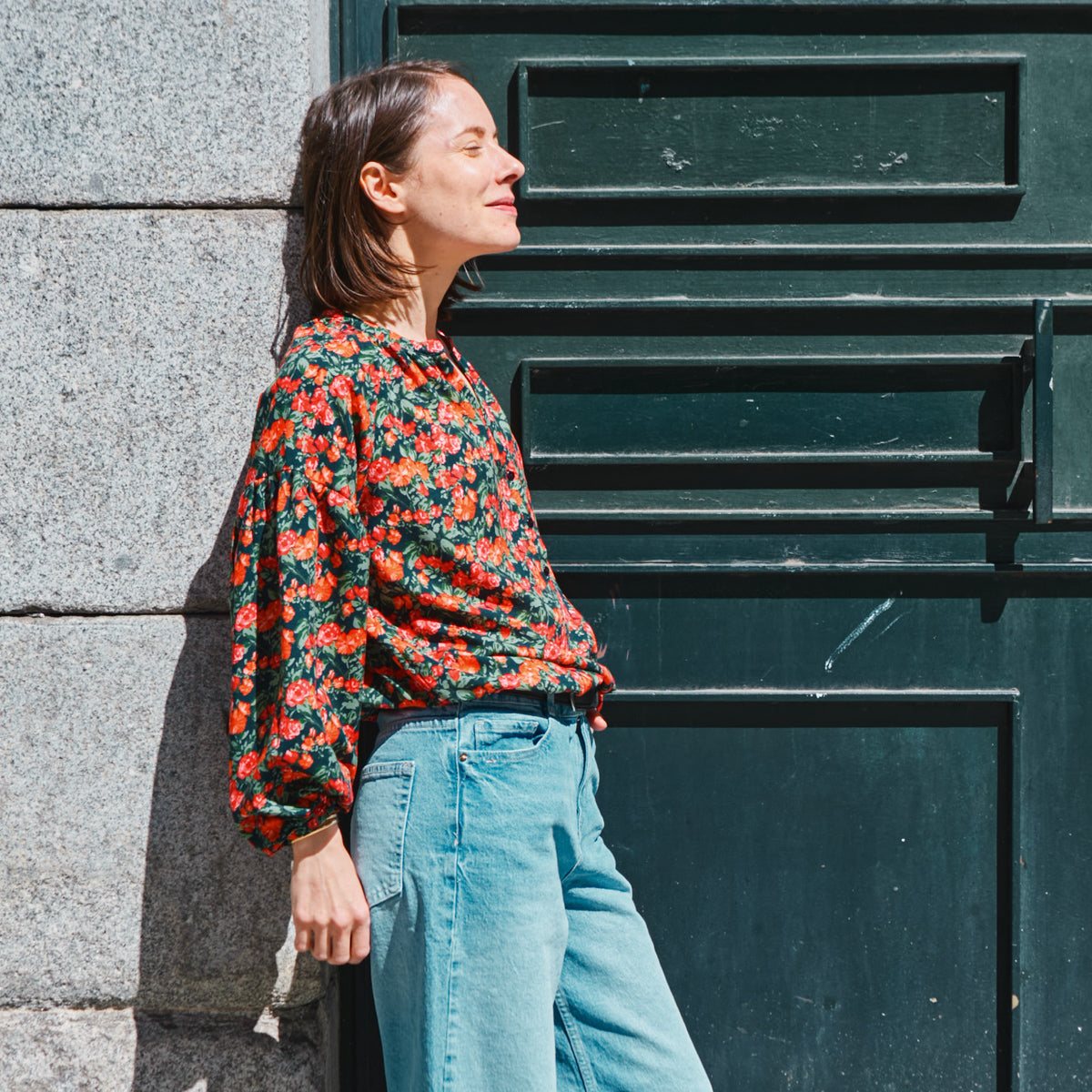 Vue de côté de la blouse Okinawa pour femme en viscose fleurie Flora Viva, manches longues