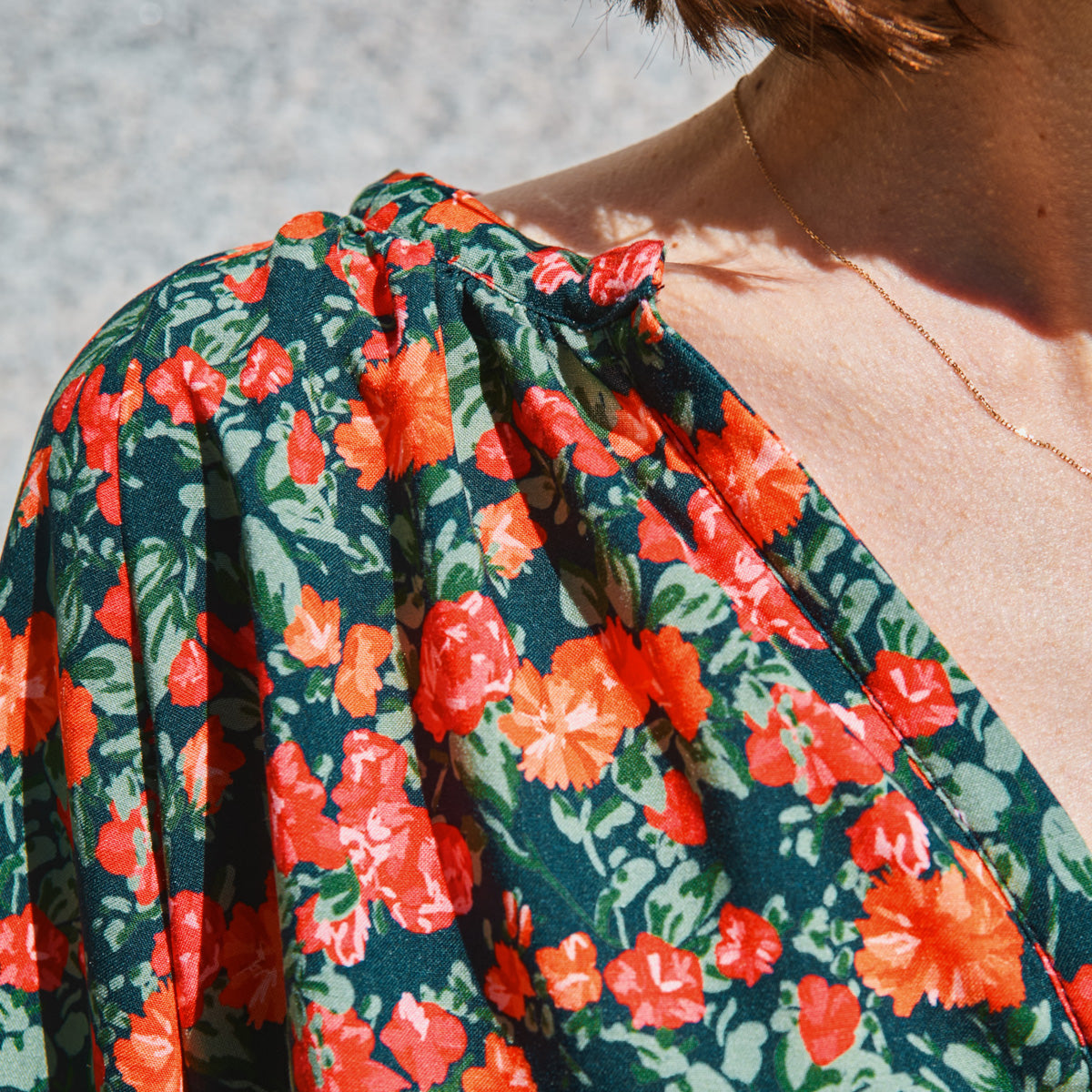 Gros plan sur le col de la blouse Okinawa en viscose fleurie Flora Viva