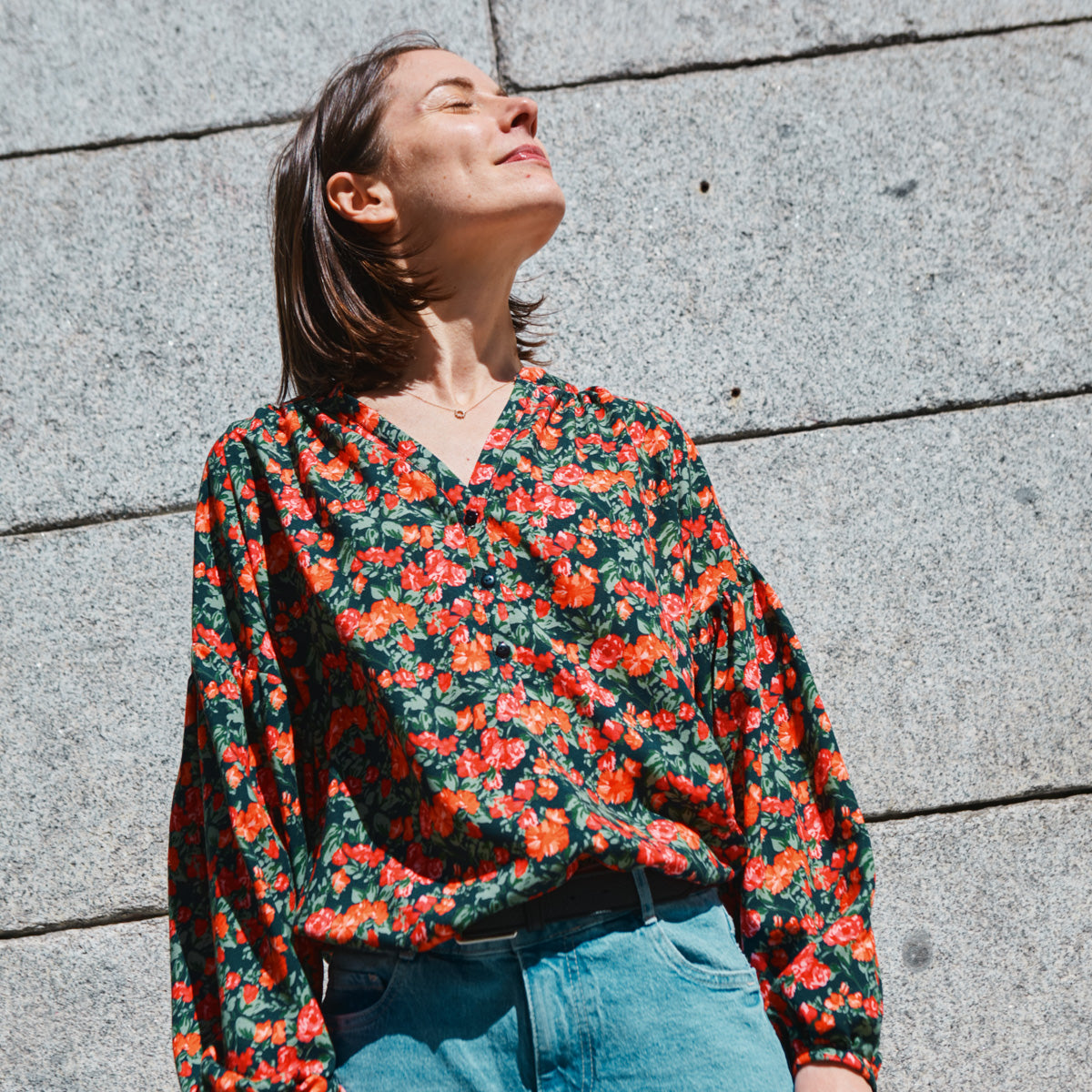 Blouse longue Okinawa portée par une femme, viscose fleurie Flora Viva, manches longues