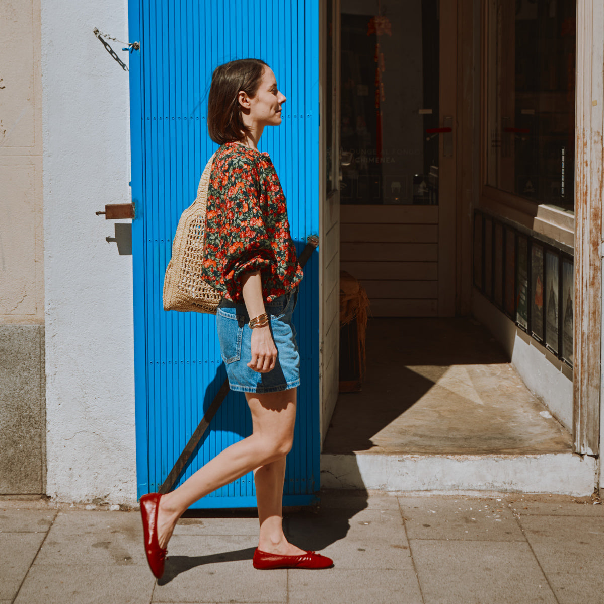 Vue de côté de la blouse Okinawa pour femme en viscose fleurie Flora Viva, manches longues