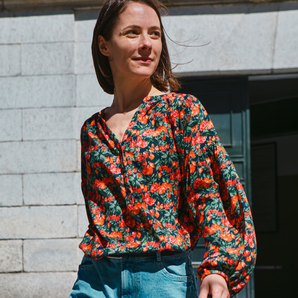 Blouse longue Okinawa portée par une femme, viscose fleurie Flora Viva, manches longues