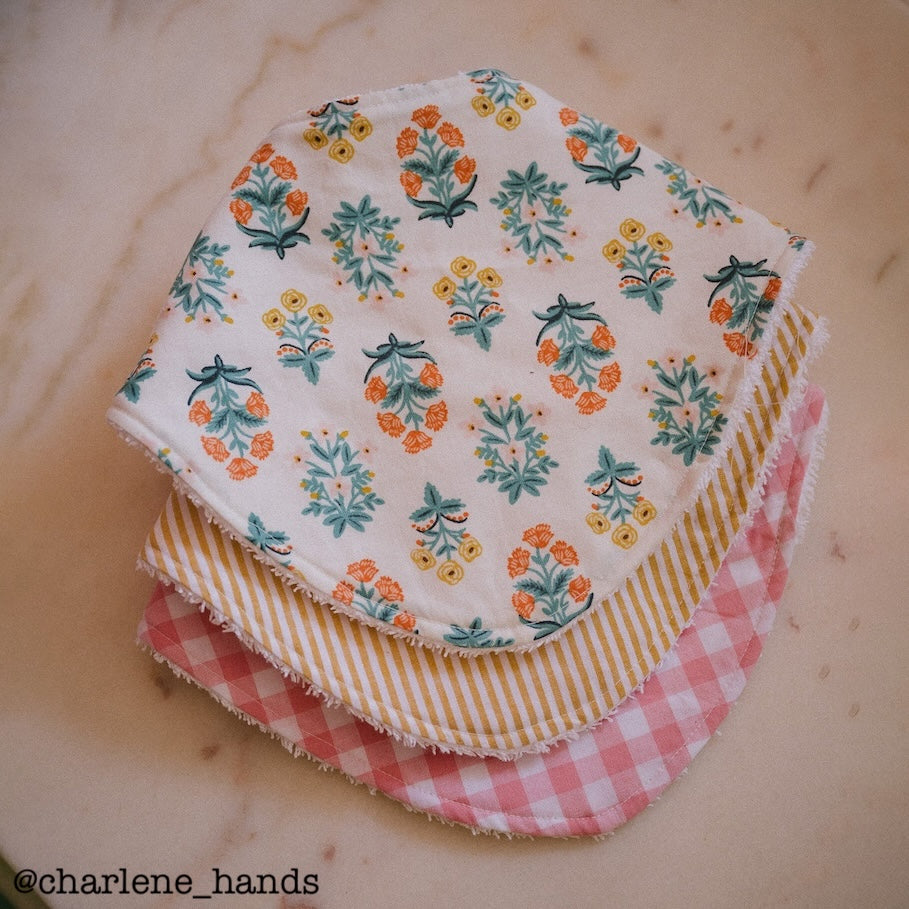 Patron de couture bébé bavoir couvrant