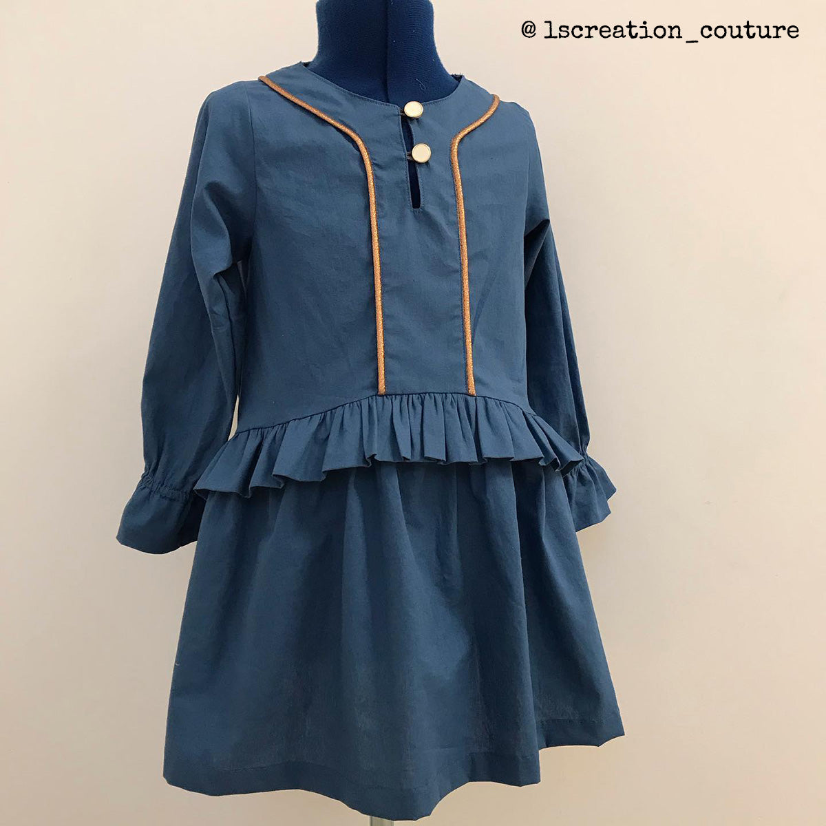 Couture robe à patte de boutonnage