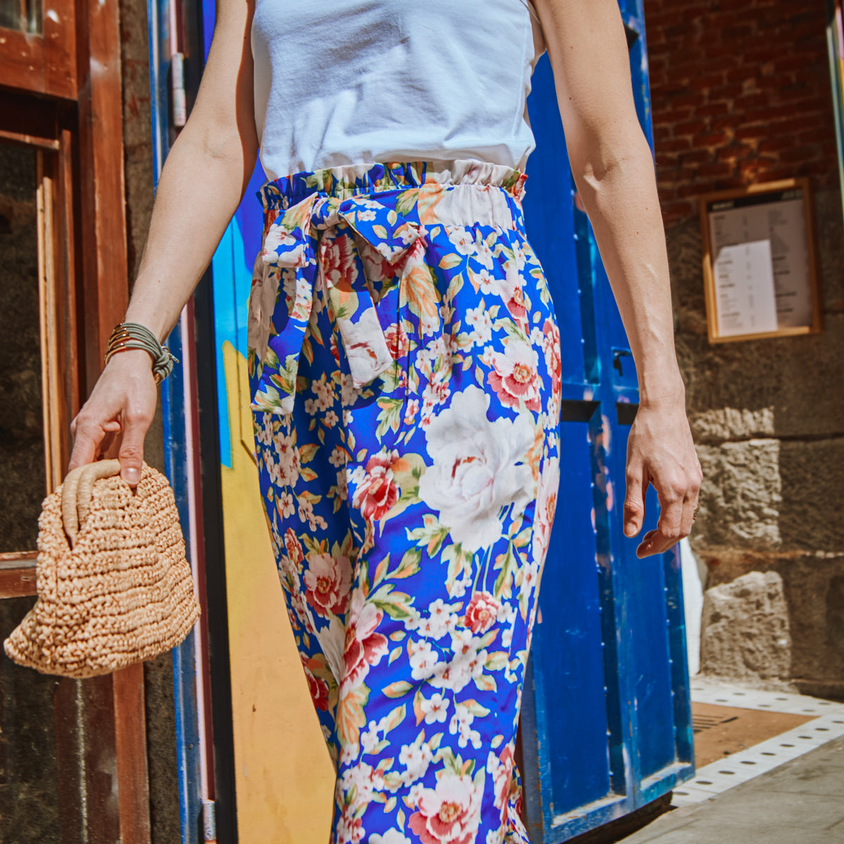 Gros plan sur la texture et le motif de la viscose Riviera du pantalon Singapour