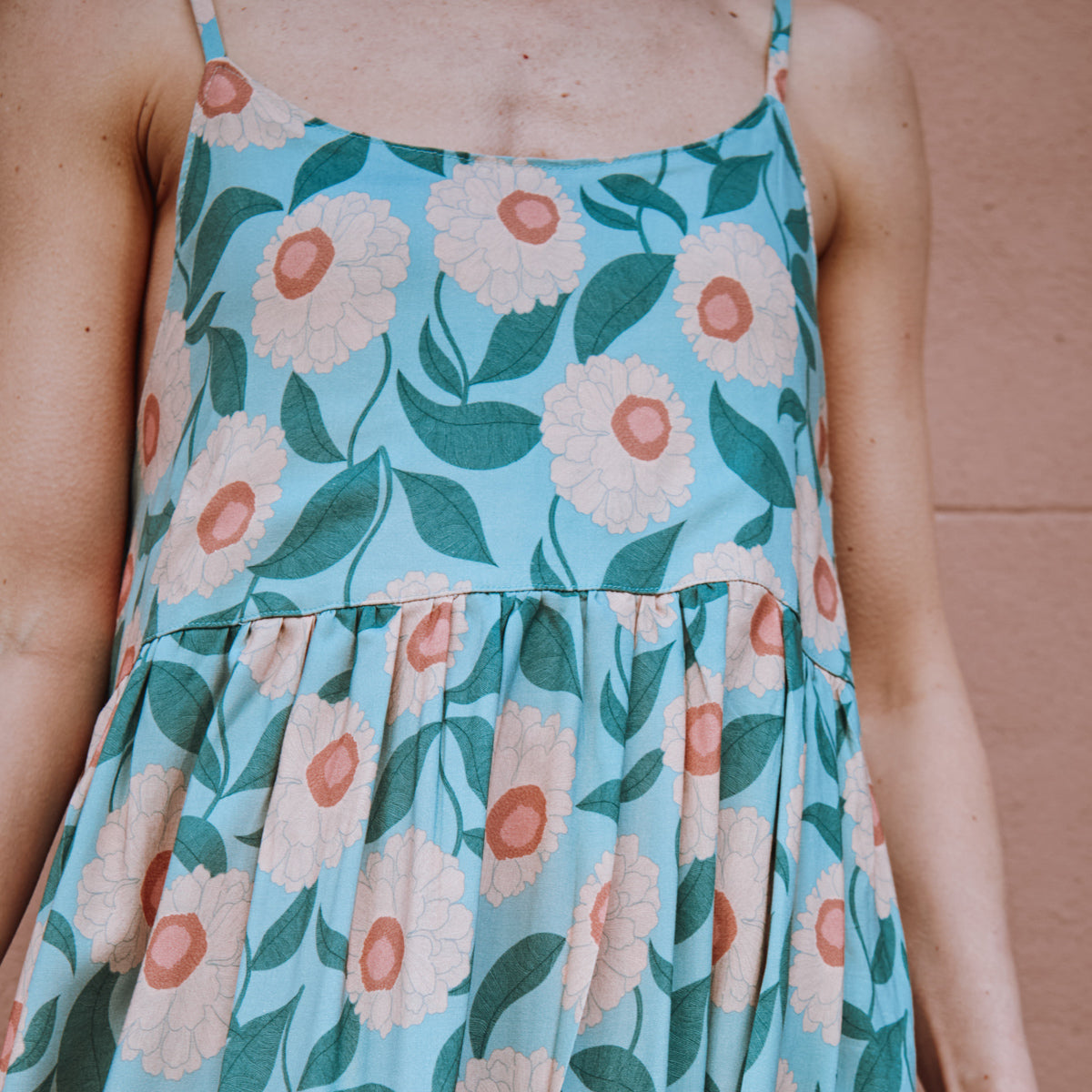 Gros plan sur la texture et le motif de la viscose fleurie Soft Bloom de la robe Léna Mum