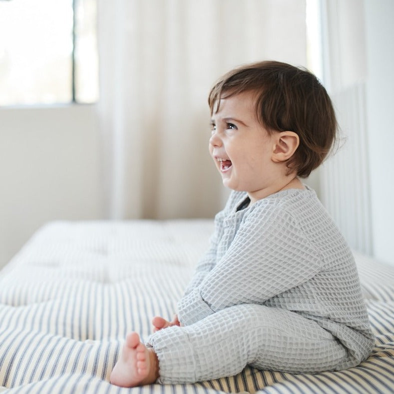 Couture de combinaison de pyjama pour bébé