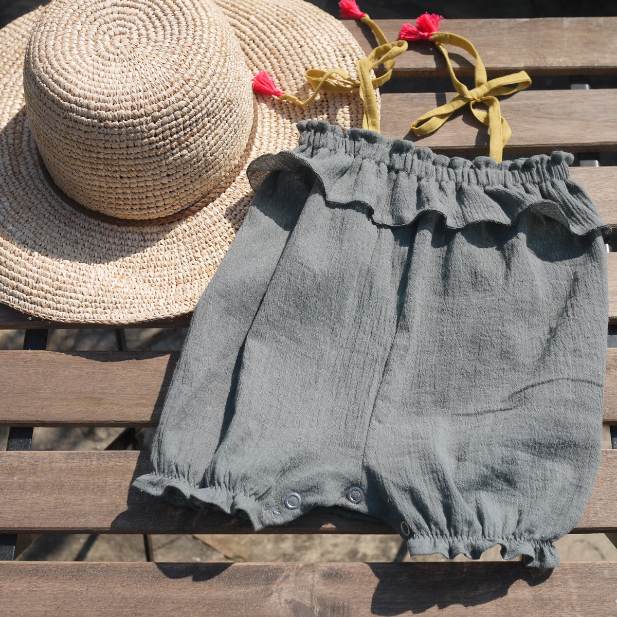 Couture de barboteuse à bretelles pour bébé mixte