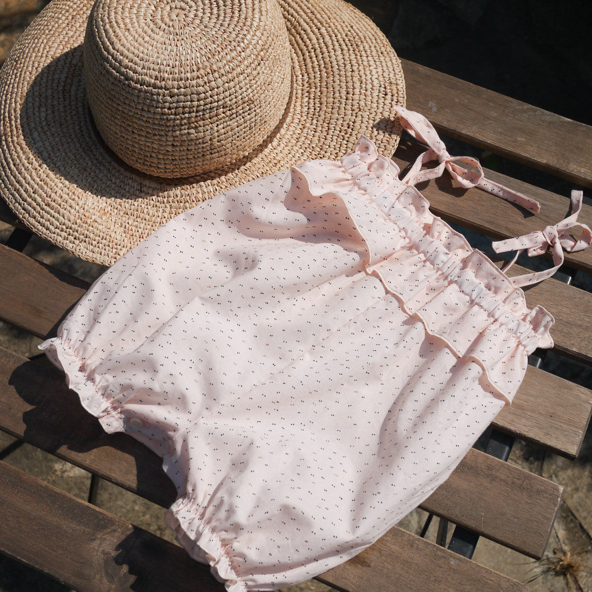 Couture de barboteuse à bretelles pour bébé