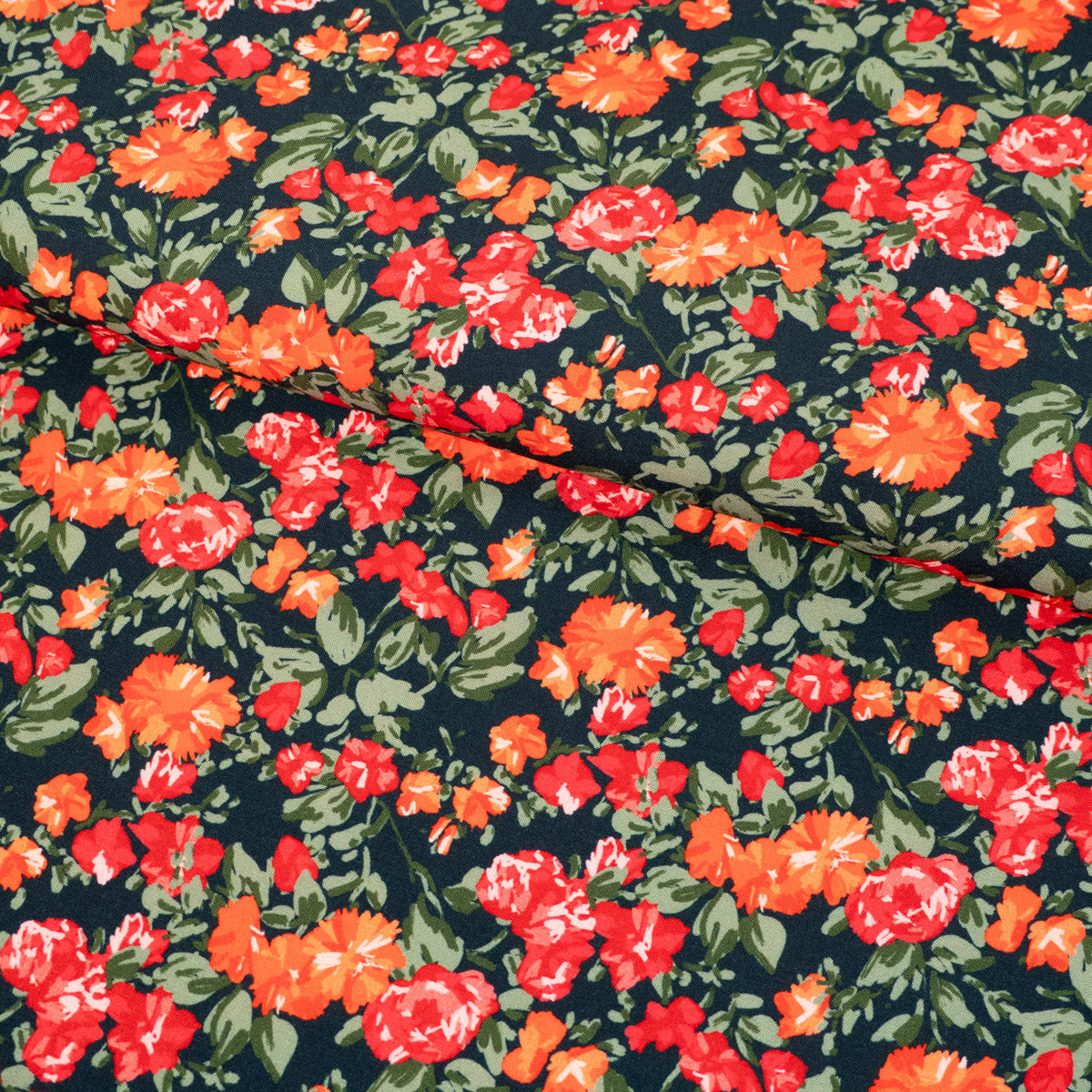 Gros plan sur la viscose fleurie Flora Viva montrant le motif