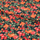 Gros plan sur la viscose fleurie Flora Viva montrant le motif
