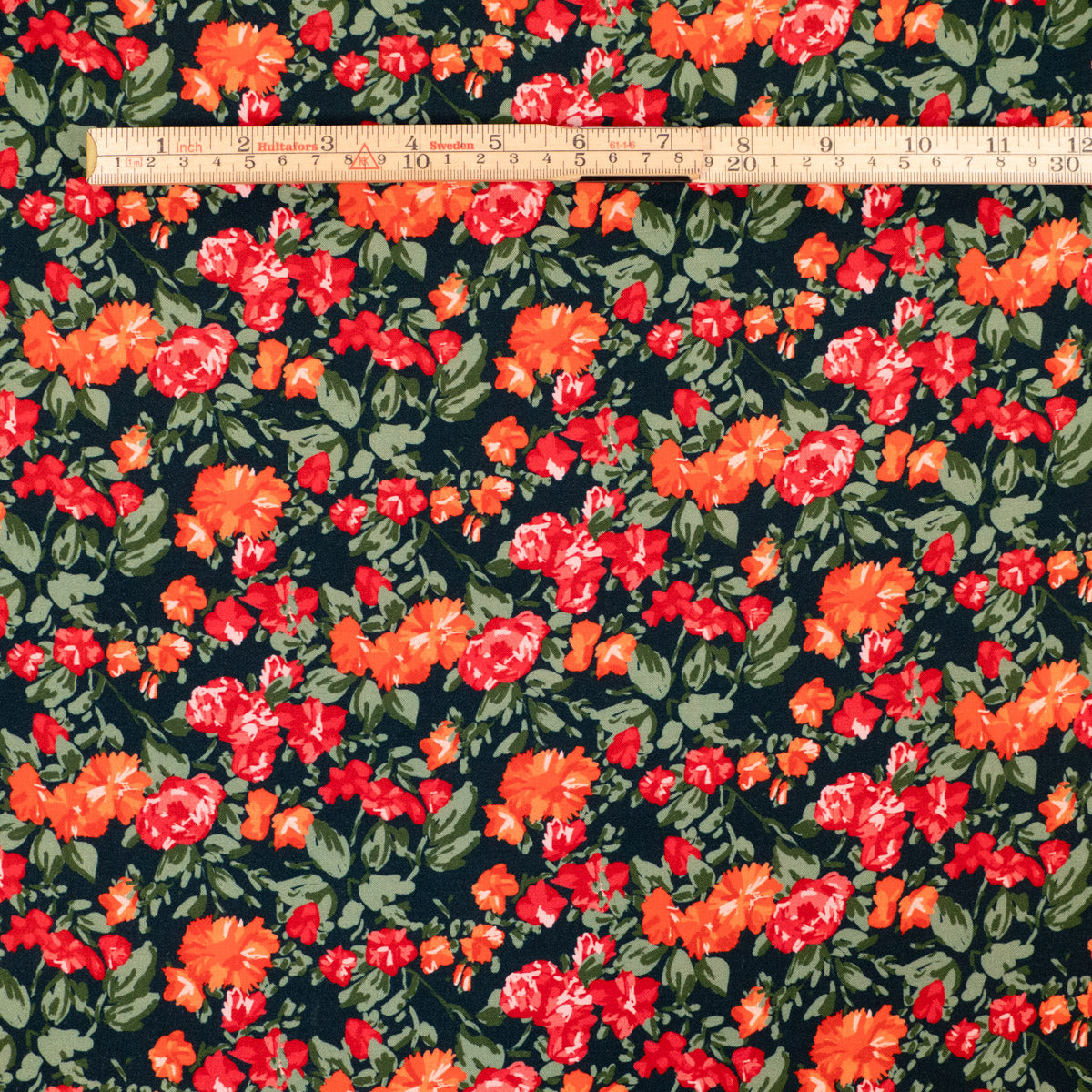 Gros plan sur la viscose fleurie Flora Viva montrant la taille du motif