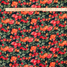 Gros plan sur la viscose fleurie Flora Viva montrant la taille du motif
