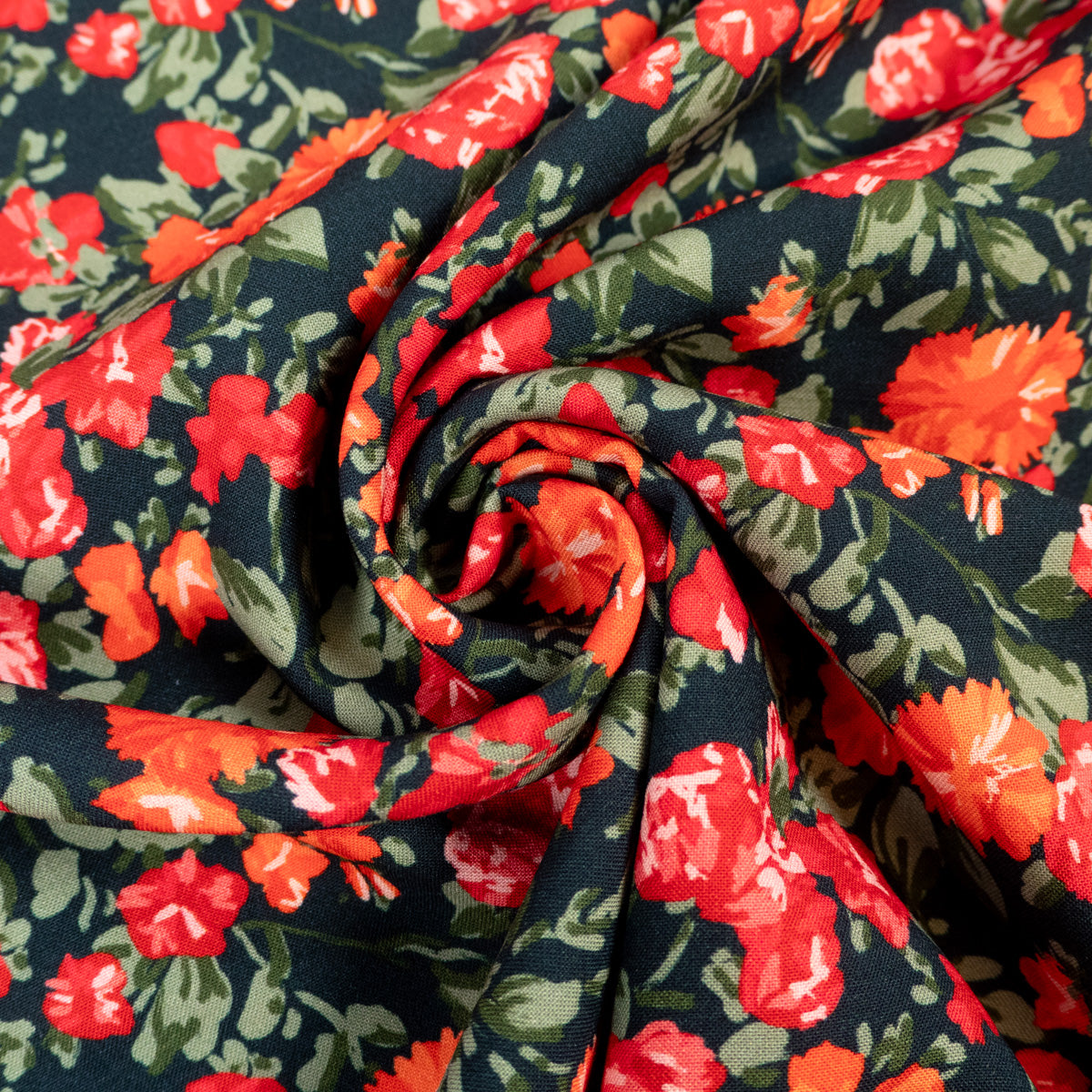 Gros plan sur la viscose fleurie Flora Viva montrant la fluidité