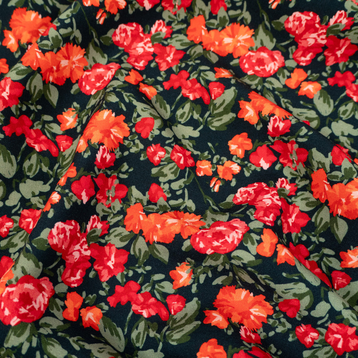 Gros plan sur la viscose fleurie Flora Viva montrant le motif