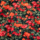 Gros plan sur la viscose fleurie Flora Viva montrant le motif