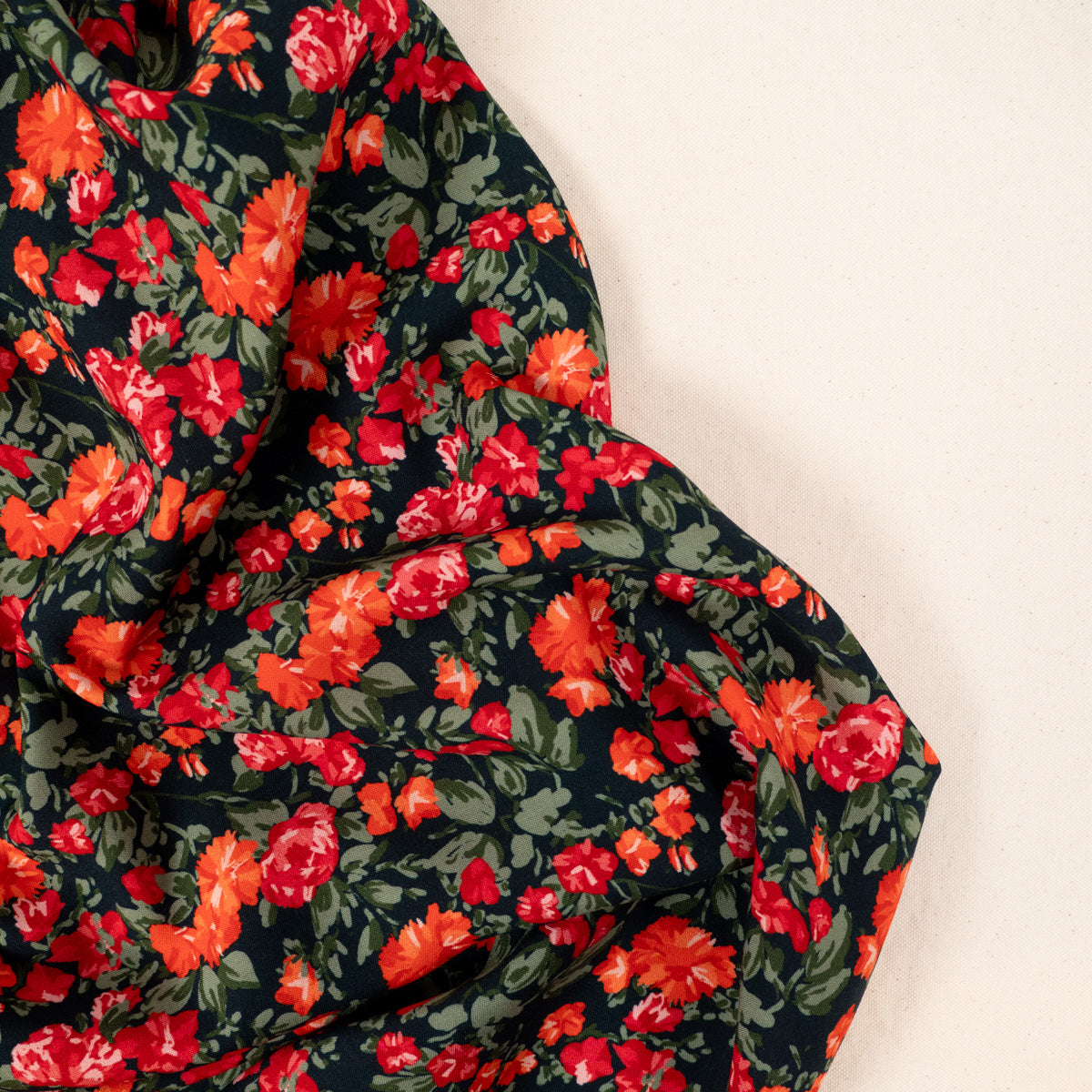 Gros plan sur la viscose fleurie Flora Viva montrant la fluidité et le motif