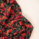 Gros plan sur la viscose fleurie Flora Viva montrant la fluidité et le motif