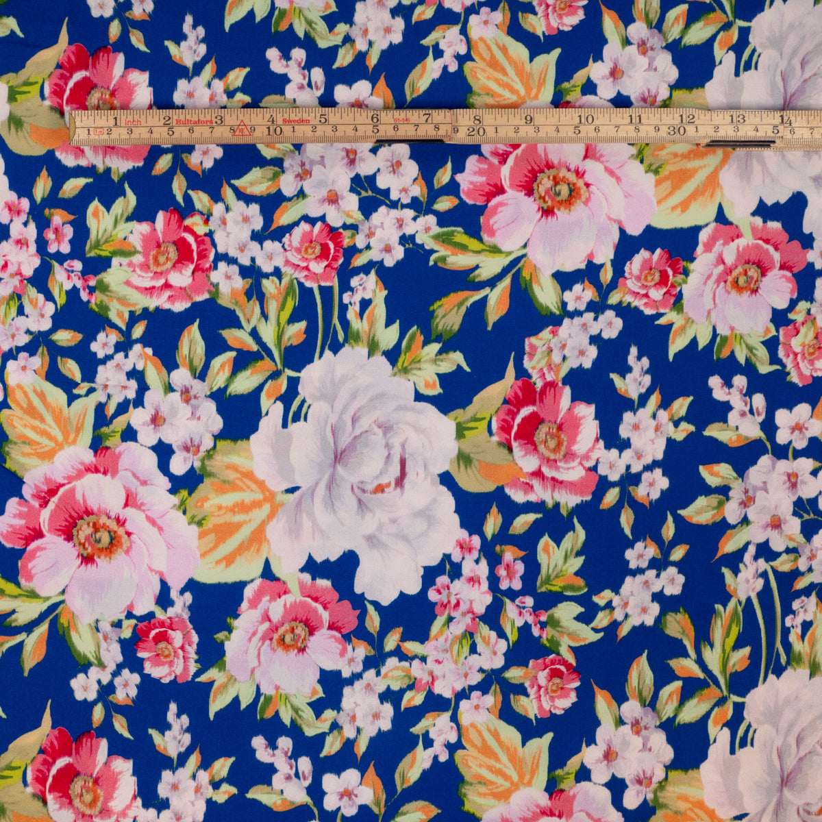 Gros plan sur la viscose fleurie Riviera montrant la taille du motif