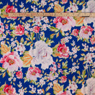 Gros plan sur la viscose fleurie Riviera montrant la taille du motif