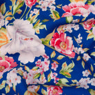 Gros plan sur la viscose fleurie Riviera montrant la fluidité