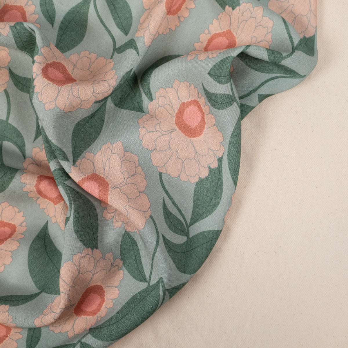 Gros plan sur la viscose fleurie Soft bloom, montrant la fluidité