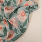 Gros plan sur la viscose fleurie Soft bloom, montrant la fluidité