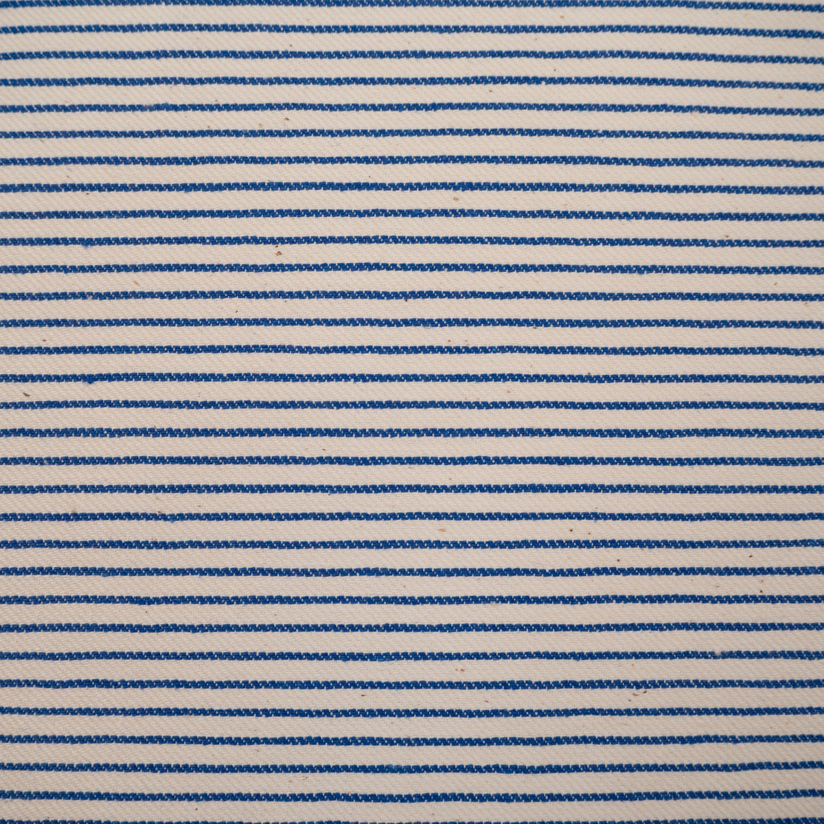 Tissu gabardine à rayures tissées, fond écru et rayures bleu royal