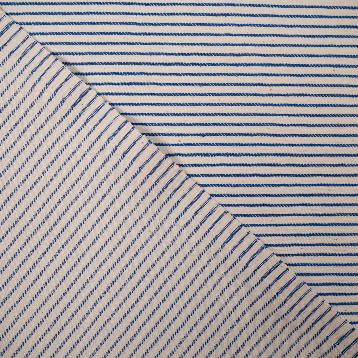 Tissu gabardine rayures tissées écru et bleu – vue 4