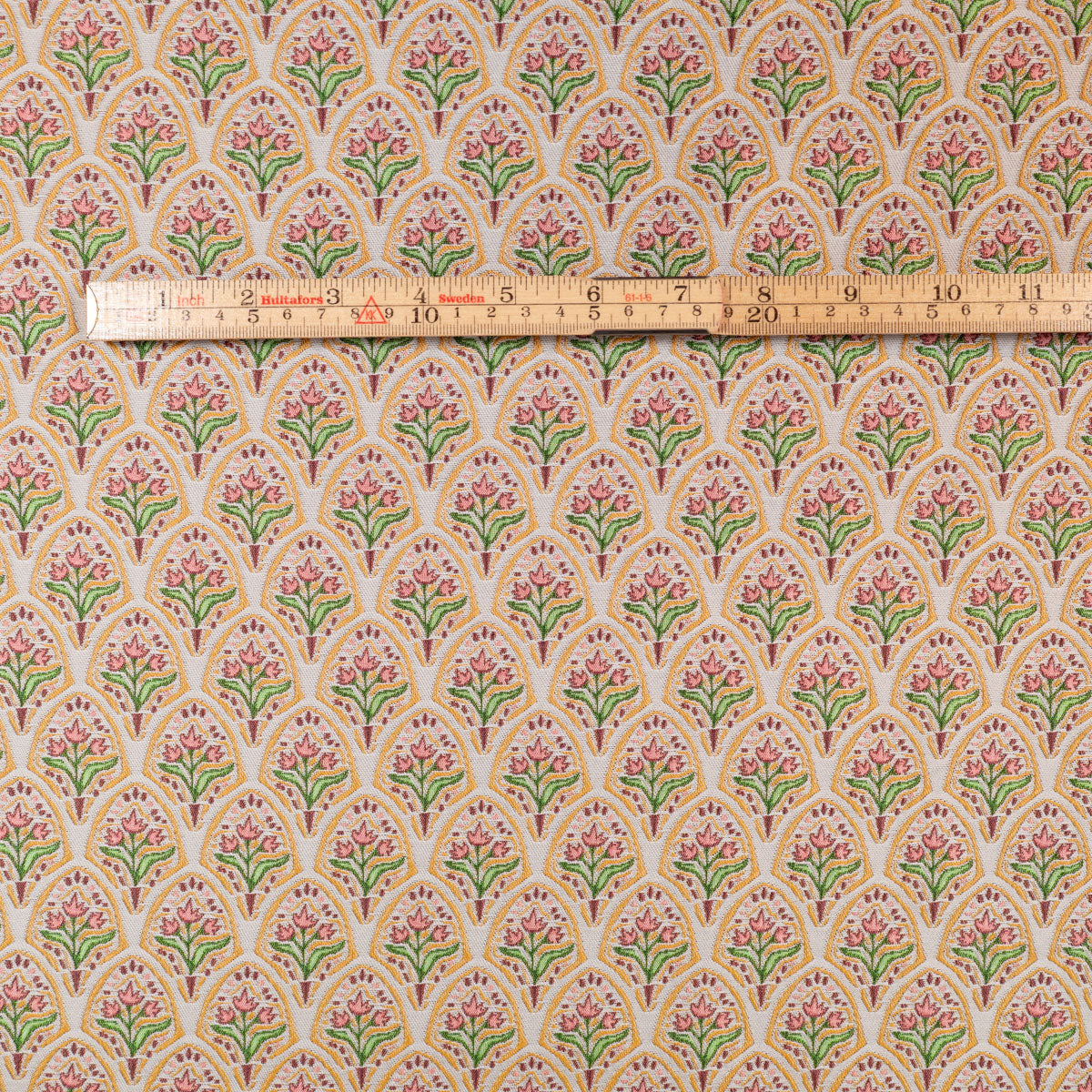 tissu jacquard fleurs et or