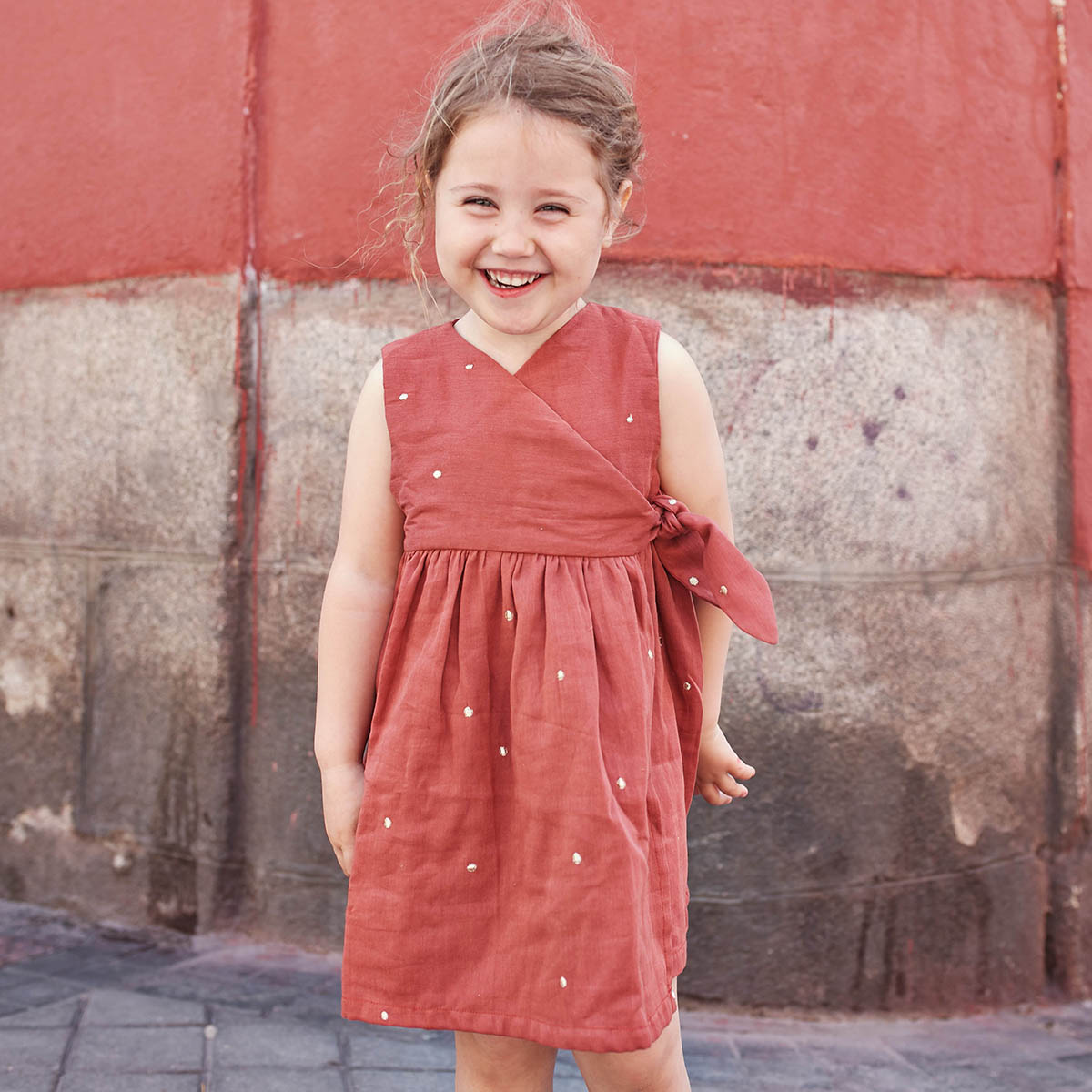 Petite Fille Dans La Jupe Rouge Photo stock - Image du enfant