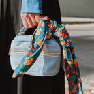 Foulard en popeline capri bleu à fleurs sur sac à main Bristol Ikatee