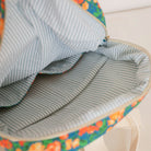 Intérieur de sac à dos Eugène, compartiment ordinateur, doublure, finitions soignées. Patron de couture facile en pochette papier ou PDF. 