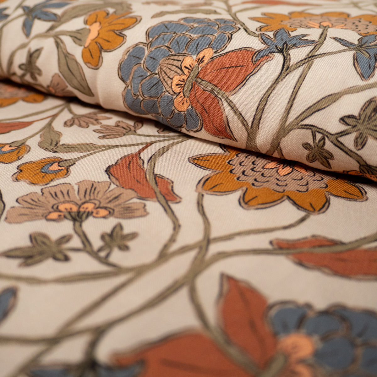 Détail du dessin floral du Tissu Viscose - ikatee® - Jaipur - Beige