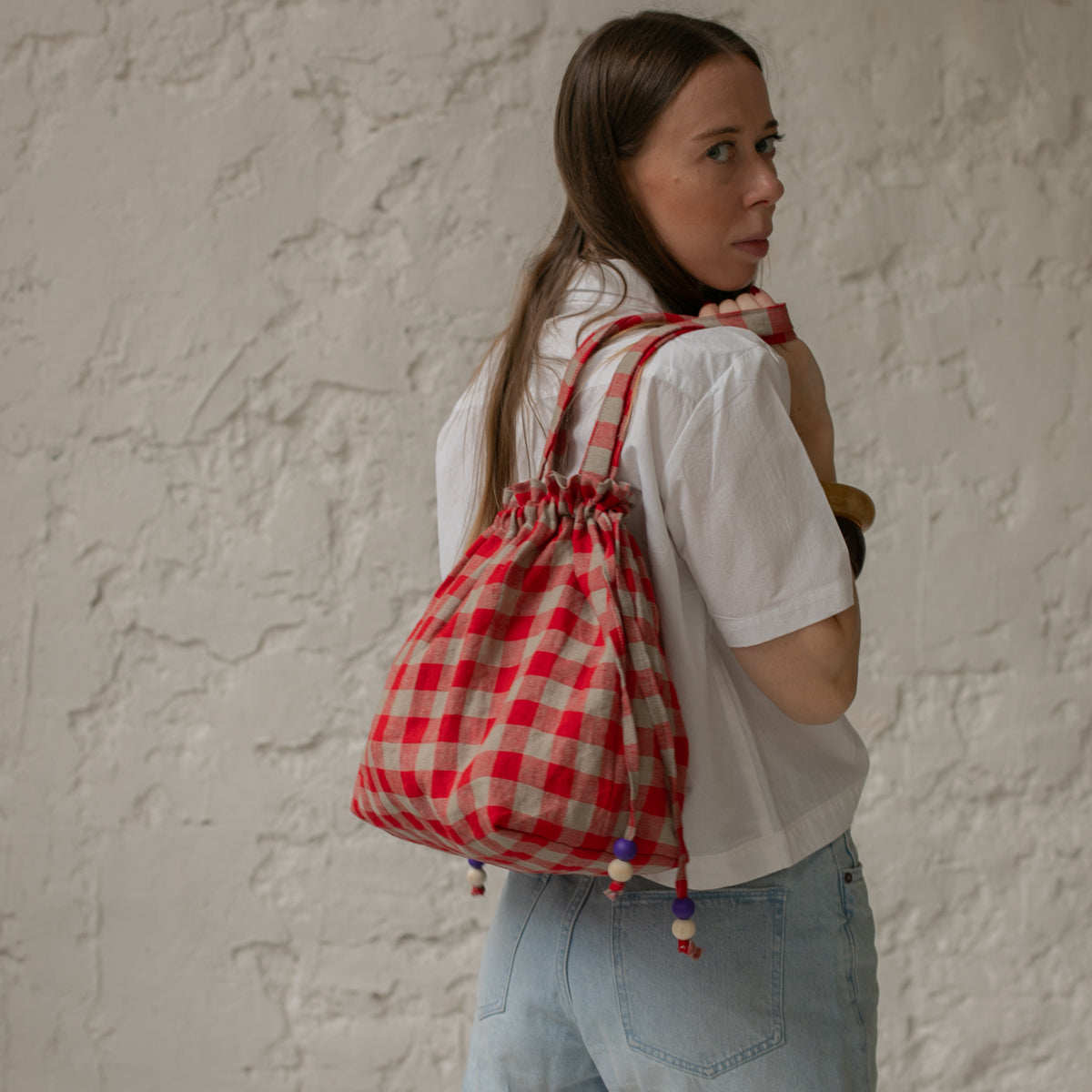 Sac bourse Manhattan à carreaux vichy rouges taille M porté à l'épaule – patron de couture Ikatee