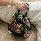 Petit sac bourse Manhattan en jacquard fleuri noir taille S porté à la main – patron de couture Ikatee