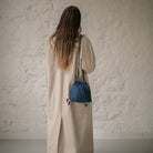 Sac bourse Manhattan en denim bleu taille S porté en bandoulière, vue de dos – patron de couture Ikatee