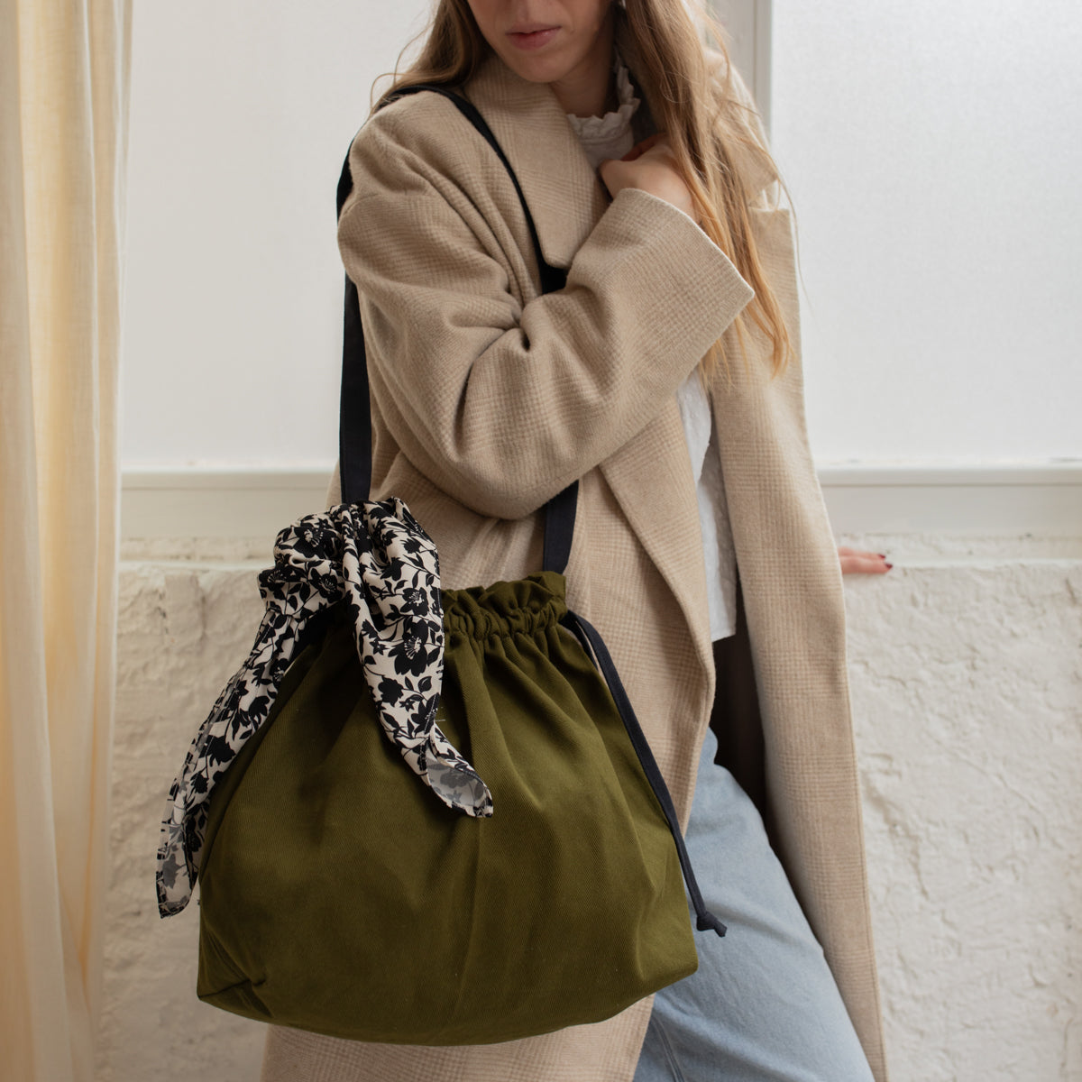 Sac bourse Manhattan vert olive porté à l'épaule, orné d'un foulard léopard – patron de couture Ikatee